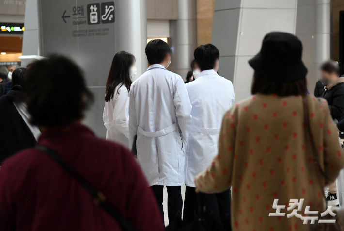 서울 시내 한 대학병원에서 의료진들이 이동하고 있다. 황진환 기자
