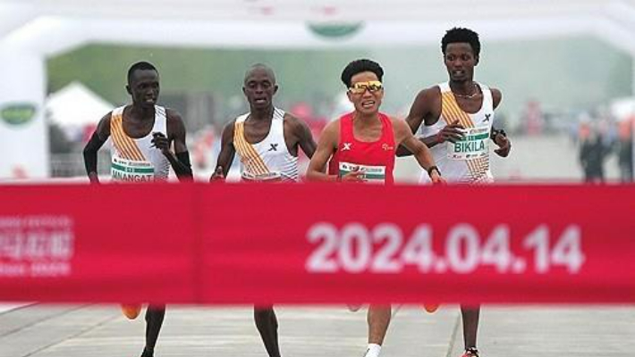 아프리카 선수들에 앞서 달리는 중국 허제 선수. 연합뉴스 