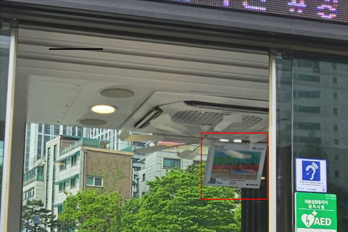 서울 성동구 버스정류장에 설치된 보청기기 보조장치 '히어링 루프'. 붉은 상자 안의 장치가 히어링 루프다. 나채영 기자