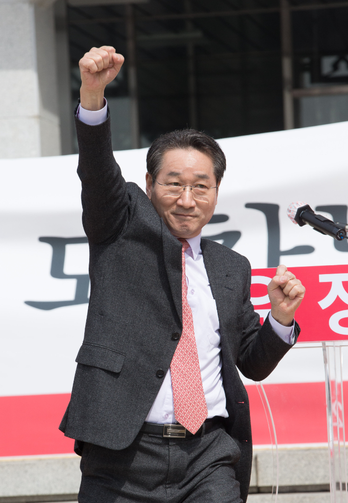 유정복 인천시장이 2022년 3월 인천시장 선거 당시 후보 출마 선언을 하면서 지지자들을 향해 세레모니를 하는 모습.  유정복 인천시장 예비후보 공보단 제공