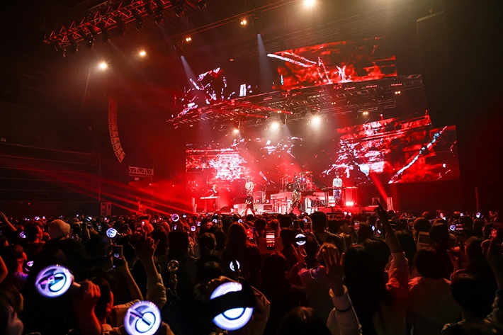 엑스디너리 히어로즈는 오는 30일 나올 정규 1집 '트러블슈팅' 수록곡 6곡 무대를 최초 공개했다. JYP엔터테인먼트 제공
