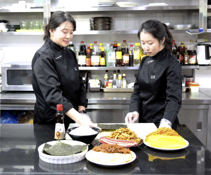 GS25 식품연구원이 다양한 김밥 메뉴를 실험하는 모습. GS25 제공