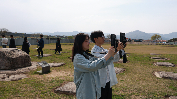 황룡사지에서 진행된 증강현실(AR) 시연회 모습. 경주시 제공