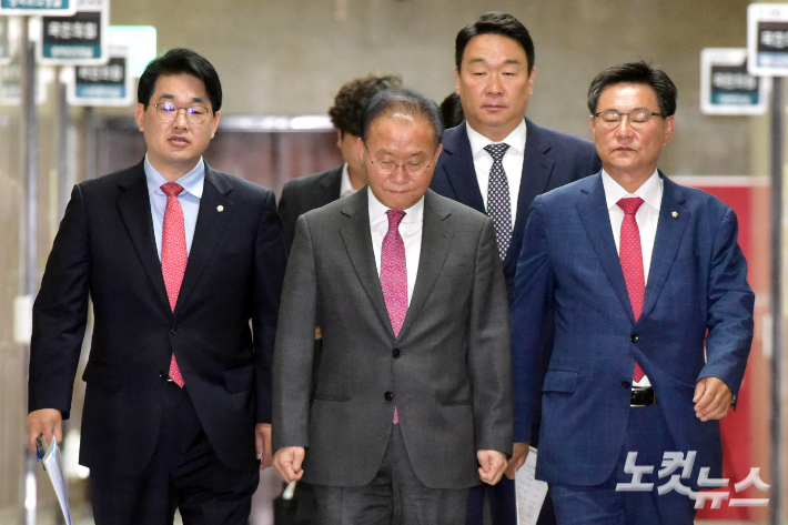 국민의힘 윤재옥 원내대표 겸 당대표 권한대행과 이헌승 전국위 의장이 22일 서울 여의도 국회에서 열린 제11차 전국위원회에 참석하고 있다. 윤창원 기자