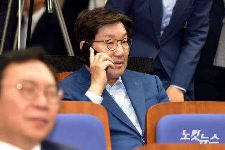 국민의힘 권성동 의원이 22일 서울 여의도 국회에서 열린 제22대 국회의원 당선자총회에 참석해 누군가와 통화를 하고 있다.