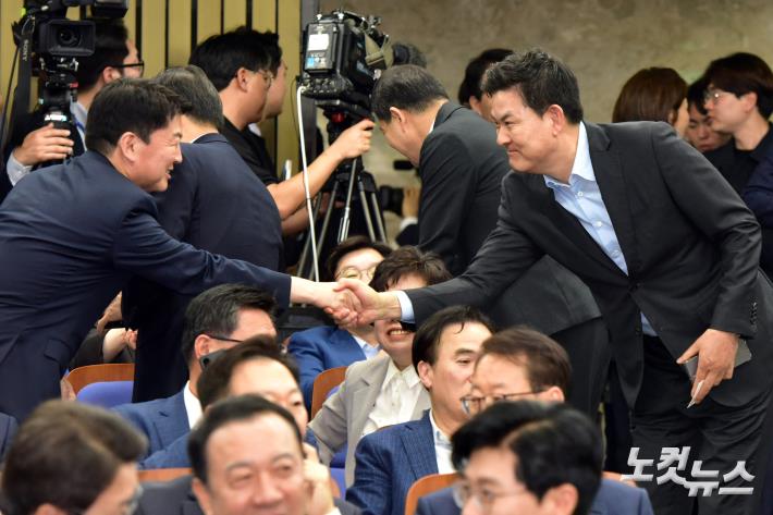 국민의힘 안철수 의원과 김태호 의원이 22일 서울 여의도 국회에서 열린 제22대 국회의원 당선자총회에서 인사를 하고 있다.