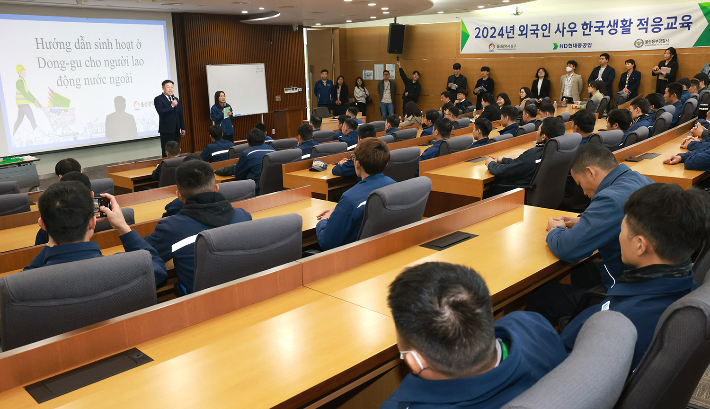 울산 동구는 22일 현대중공업 인재개발원에서 베트남 출신 외국인 노동자 100여 명이 참석한 가운데 슬기로운 동구생활을 열었다. 김종훈 동구청장이 인사말을 하고 있다. 동구청 제공