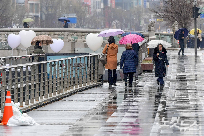 우산을 쓴 시민들이 발걸음을 옮기고 있다. 박종민 기자