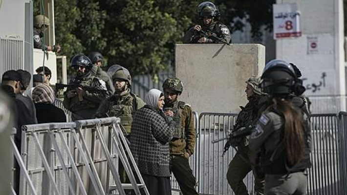 서안지구에서 검문하는 이스라엘 군인들. 연합뉴스