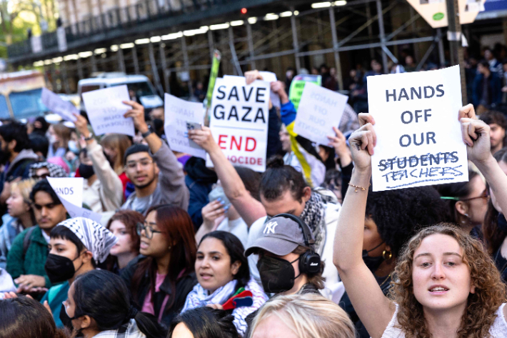 가자지구 전쟁 반대를 외치는 뉴욕대 학생들. 연합뉴스