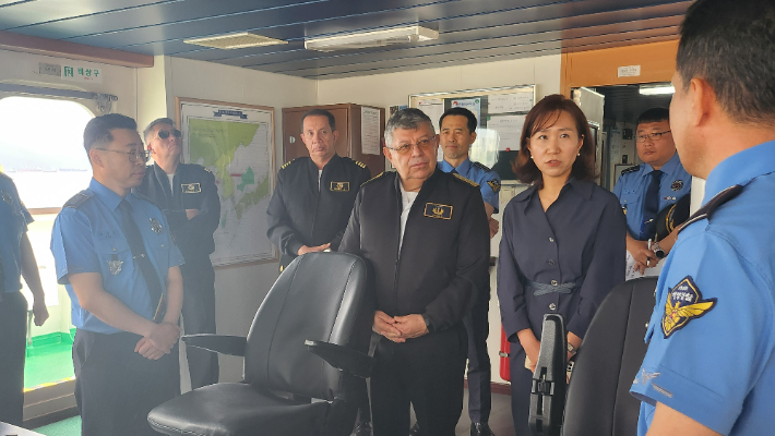 에콰도르 해군 총장, 여수 해경교육원 훈련함정 견학
