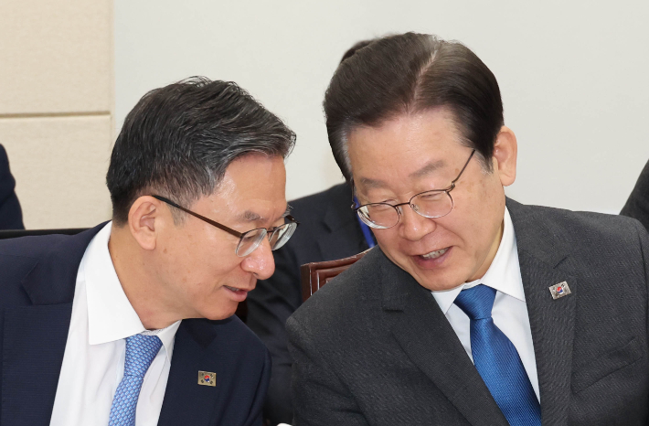 더불어민주당 이재명 대표가 정성호 의원과 대화하고 있다. 연합뉴스