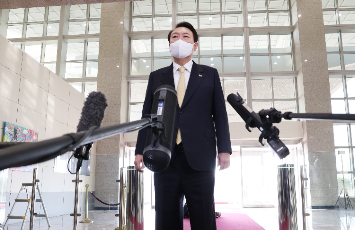 도어스태핑(출근길 약식 기자회견) 중인 윤석열 대통령. 연합뉴스 