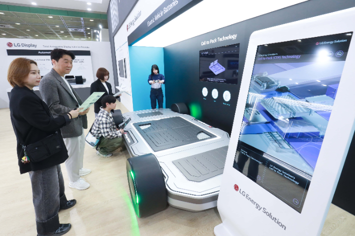 LG가 23일부터 나흘간 서울 삼성동 코엑스에서 개최되는 EVS37 행사에 마련한 LG 계열사 공동 전시관에서 관람객들이 LG에너지솔루션 전기차 배터리 관련 전시품을 관람하고 있다. LG 제공