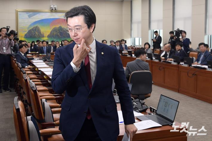 23일 서울 여의도 국회에서 열린 정무위원회 전체회의에서 국민의힘 강민국 간사가 의사진행 발언을 마치고 퇴장하고 있다. 이날 회의에서 야당 의원들은 가맹사업거래 공정화에 관한 법률과 민주유공자 예우에 관한 법률의 국회 본회의 직회부하는 안을 단독으로 가결했다.