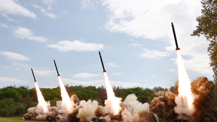 북한이 김정은 국무위원장 지도하에 초대형방사포를 동원한 핵반격가상종합전술훈련을 실시했다고 23일 밝혔다. 연합뉴스 