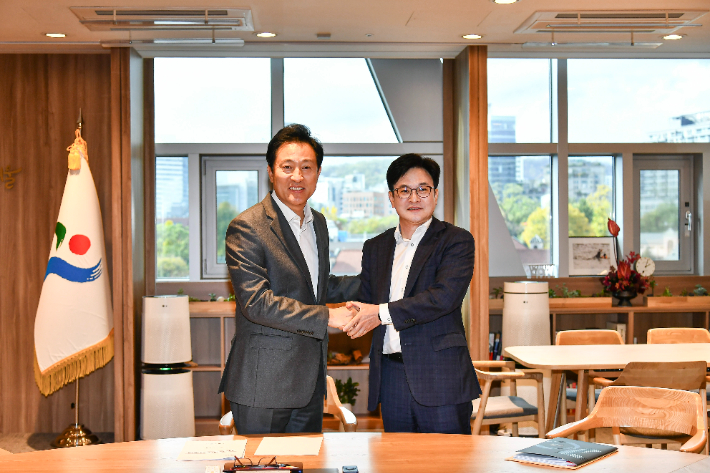 지난해 11월 6일 김병수(오른쪽) 김포시장과 오세훈 서울시장이 공식 만남을 갖고 공동연구반을 구성하기로 합의했다. 김포시 제공