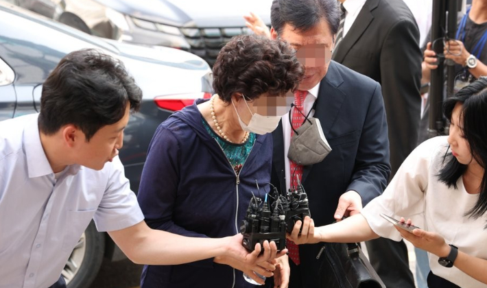 법무부, '잔고증명서 위조' 대통령 장모 가석방 보류 결정