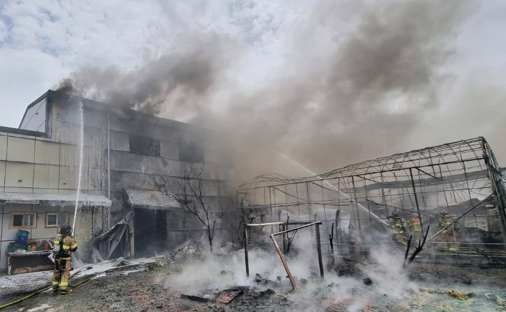 23일 오후 12시 35분 부산 강서구의 한 공장에서 불이 나 소방당국이 진화에 나섰다. 부산소방재난본부 제공