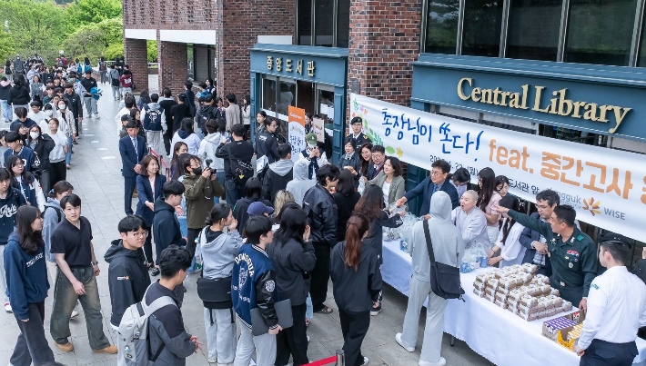류완하 동국대 WISE캠퍼스 총장을 비롯한 대학 관계자들이 학생들에게 간식을 나눠주고 있다. 동국대 제공
