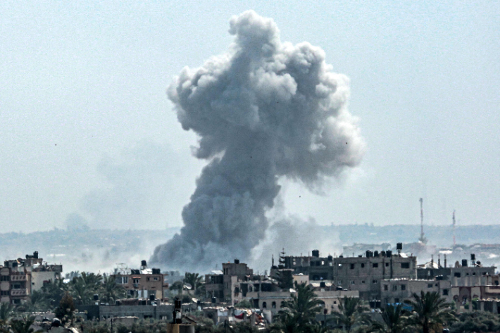 이스라엘군의 공습 이후 연기가 치솟는 가자 중부 누세이라트. 연합뉴스