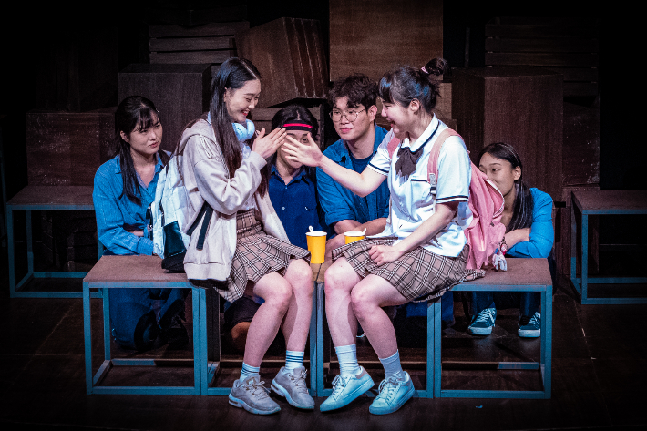 중2 소녀들의 진짜 세상 탐험기…연극 '고등어'