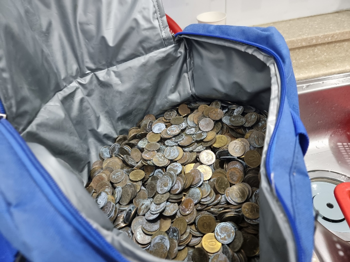 익명의 기부자 수십 년 모은 십원짜리 동전 6600여개 기탁