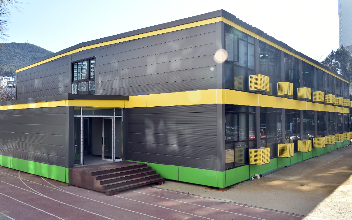한 초등학교에 설치된 모듈러 교실/부산시교육청 제공