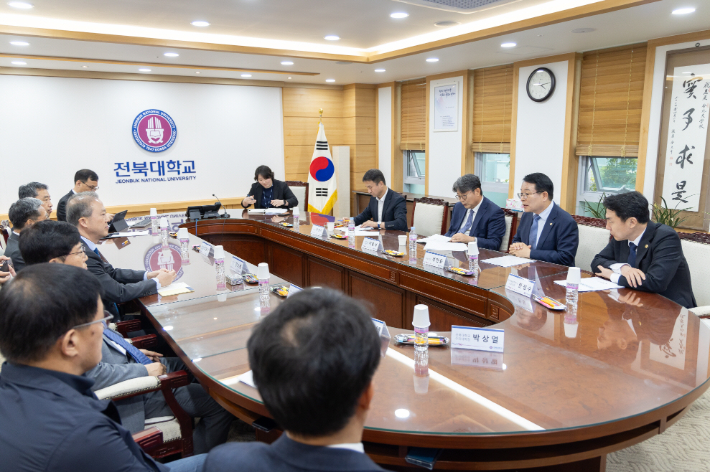 익산시와 전북대학교가 23일 익산캠퍼스 정원 축소와 관련해 논의하고 있다. 익산시 제공