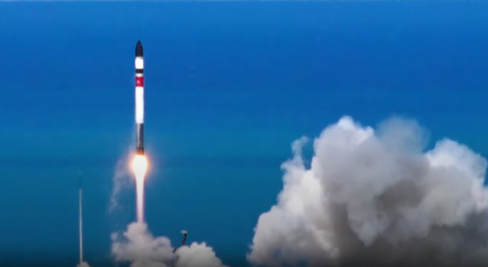 발사되는 초소형 군집위성 1호기 탑재 우주발사체. 로켓랩 유튜브 캡처