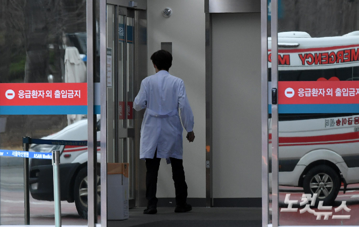 서울의 한 대형병원에서 의료진이 응급의료센터로 들어서고 있다. 박종민 기자