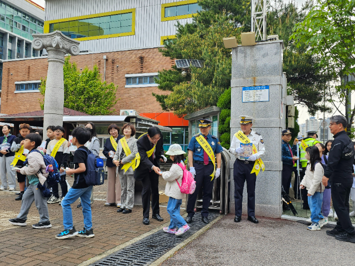김해서부경찰서, 안전한 학교만들기 합동캠페인 실시