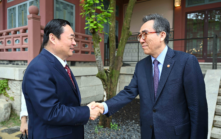 조태열 외교부 장관이 방하한 하오펑 중국 랴오닝성 당서기를 24일 만났다. 외교부 제공