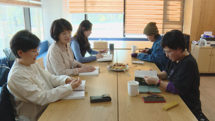 매주 금요일 오후 지역 주민들과 함께 책을 읽는 '소 풀 뜯기' 프로그램