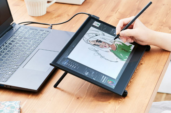 삼성디스플레이의 13.3형 OLED 패널이 탑재된 펜 태블릿 신제품 '와콤 무빙크(Wacom Movink)'. 삼성디스플레이 제공