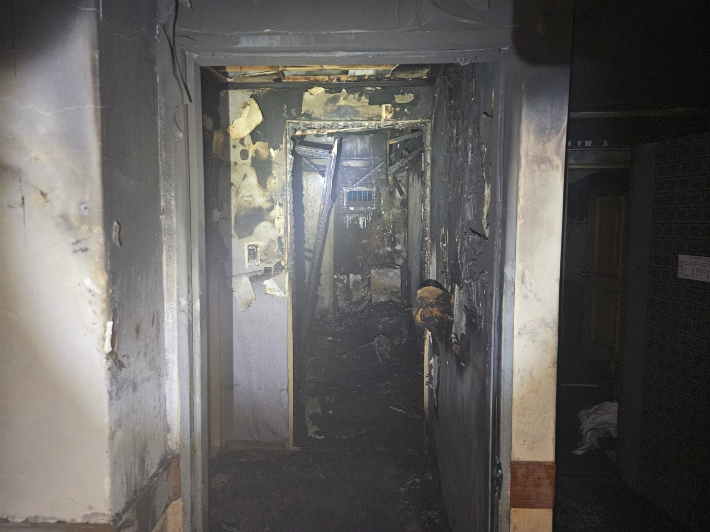 25일 오전 2시 45분쯤 부산 동구 한 모텔에서 불이 나 투숙객 1명이 숨졌다. 부산소방재난본부 제공 
