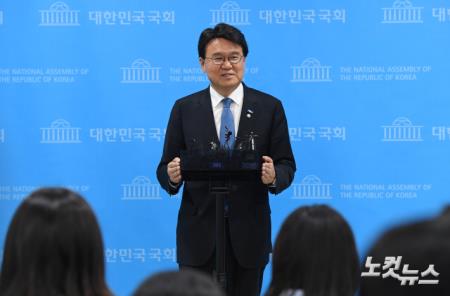 취재진 앞에 선 황운하 신임 원내대표
