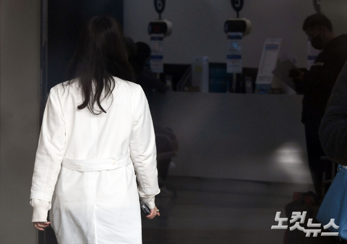 서울의 한 대학 병원에서 한 의사가 걸어가고 있다. 황진환 기자