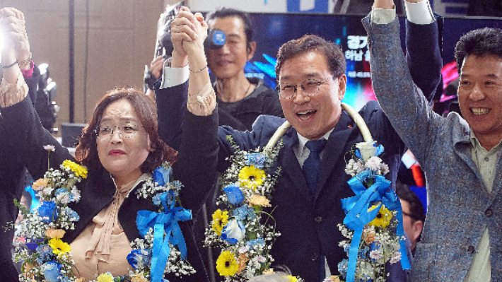 서귀포시 선거구에서 승리한 민주당 위성곤 당선인이 지지자들의 환호를 받고 있다. 고상현 기자 