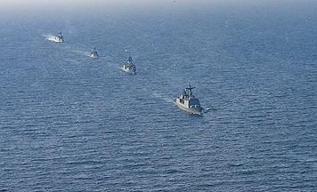 한국과 호주 해군 함정이 울산 인근 해상에서 연합작전 수행능력 및 상호운용성 강화를 위해 해상 연합훈련을 실시하고 있다. 해군 제공