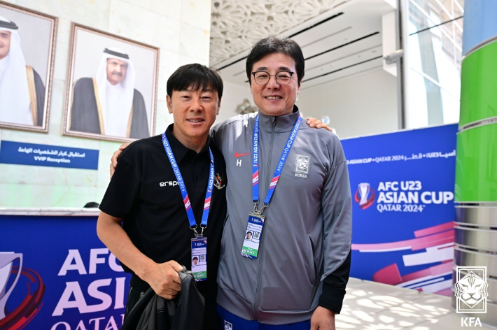 황선홍 감독(오른쪽)과 신태용 감독. 대한축구협회 제공