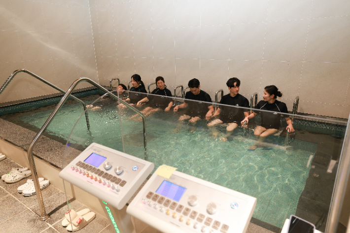 전남 완도 해양치유센터에서 방문객들이 저주파 테라피를 체험하고 있다. 완도군 제공