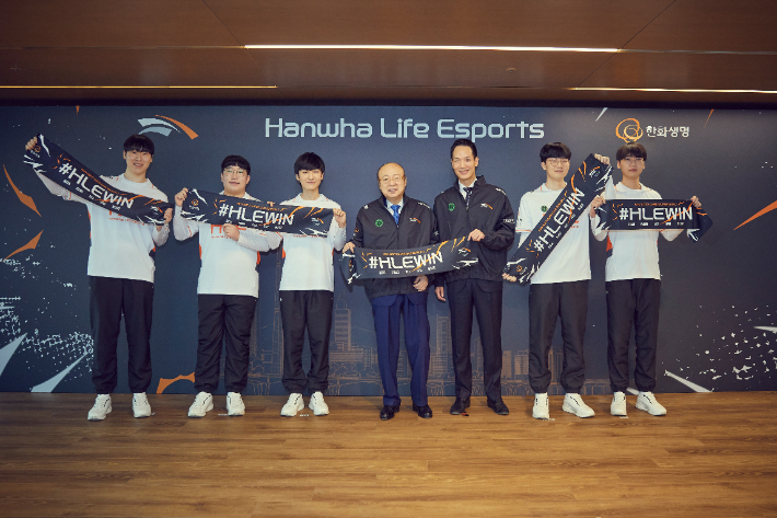 김승연 회장이 한화생명 e스포츠게임단인 'HLE' 선수단 선수들과 유니폼을 입고 단체사진을 찍고 있다. 한화생명 제공