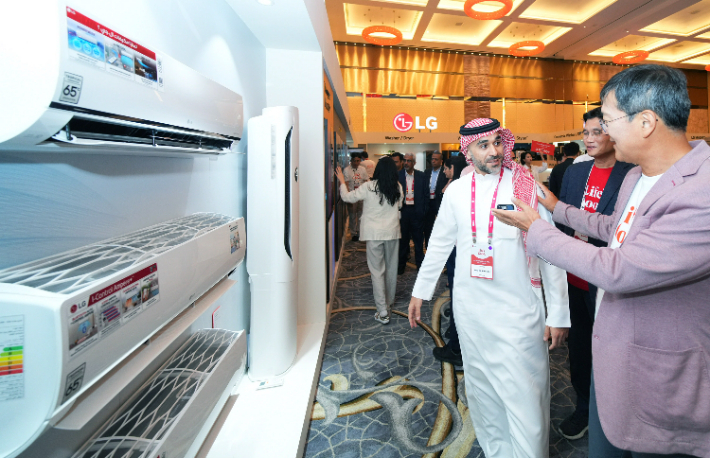  LG전자 이일환 중동·아프리카지역대표(오른쪽 맨 앞)가 UAE 아부다비에서 열린 'LG 쇼케이스 2024'에 참석해 현지 거래선과 만나 LG전자의 에어 솔루션을 소개하고 있다. LG전자 제공