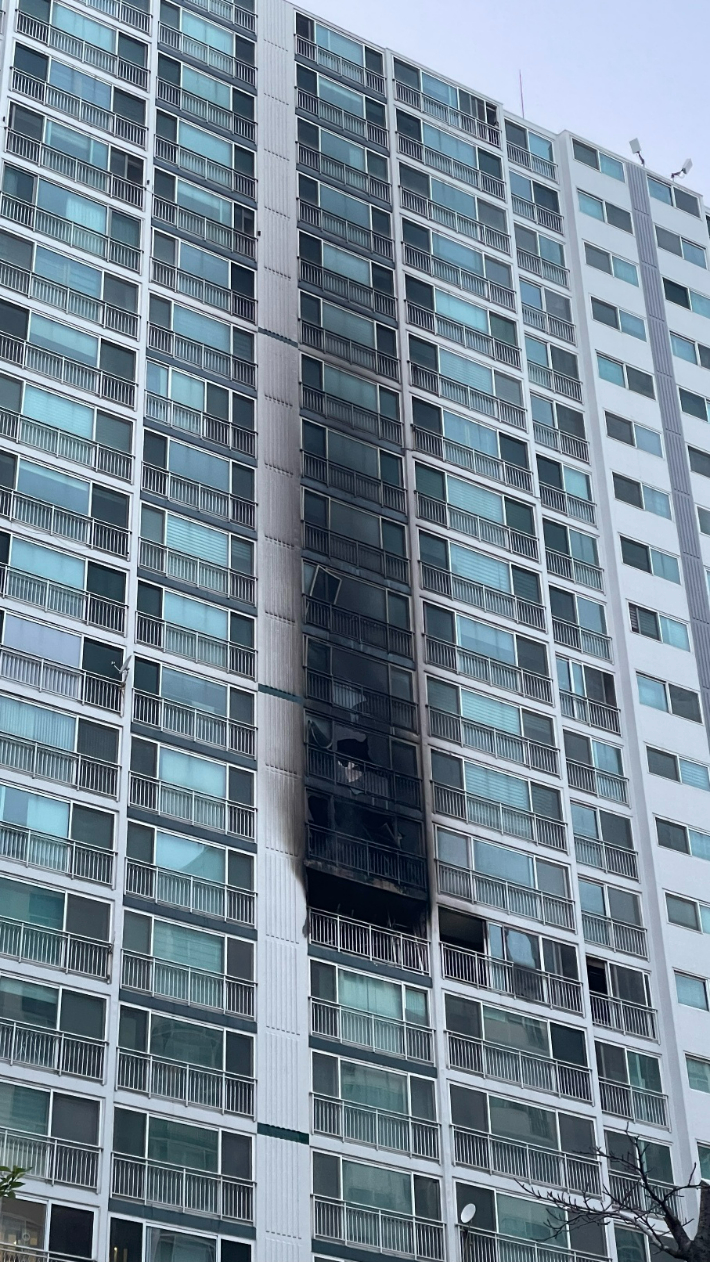 25일 오후 5시쯤 부산 남구 용호동의 25층 규모 아파트 12층에서 불이 나 50분 만에 꺼졌다. 부산소방재난본부 제공 