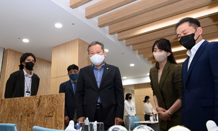 청년마을기업 현장 찾은 이상민 장관. 연합뉴스