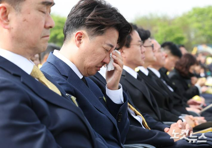 16일 오후 경기도 안산시 화랑유원지에서 열린 '세월호 참사 10주기 기억식'에서 개혁신당 이준석 대표가 눈물을 닦고 있다. 황진환 기자