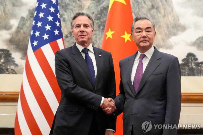 중국을 방문한 토니 블링컨 미국 국무장관(왼쪽)이 베이징 댜오위타이 국빈관에서 왕이 외교부장을 만나 악수하고 있다. 연합뉴스