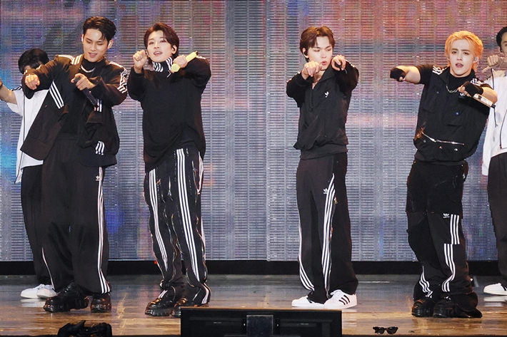 세븐틴 힙합팀이 신곡 '랄라리' 무대를 하는 모습. 플레디스 엔터테인먼트 제공