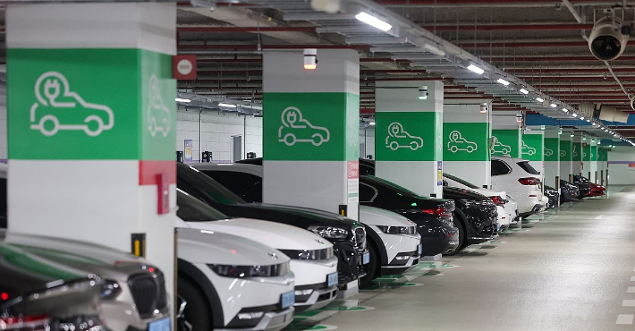 환경부가 올해 전기자동차 보급사업 보조금 업무처리 지침을 확정한 지난 2월 20일 서울의 한 전기차 주차장에 차량들이 주차돼 있다. 연합뉴스